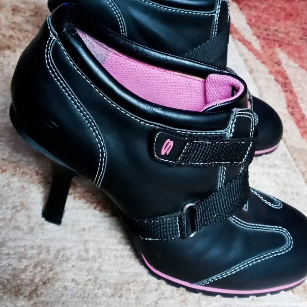 Edgy RARE Vintage Skechers Somethin’ else Black/Pink Leather Sneaker Heels - Picture 2 of 16